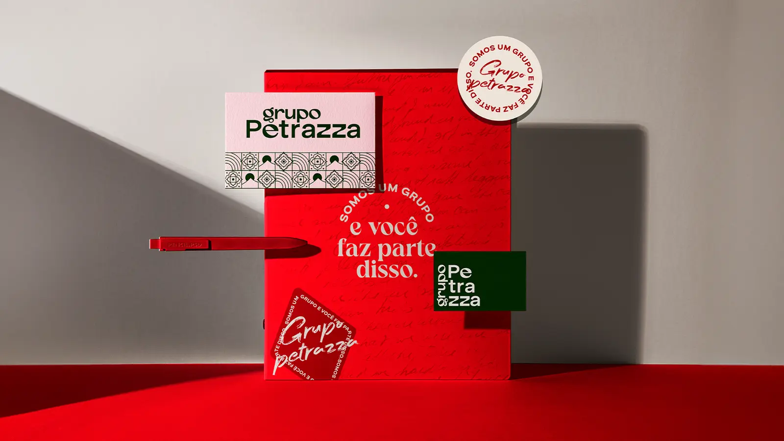 Papelaria e identidade visual do grupo Petrazza — cartões, selo e padrão oriental